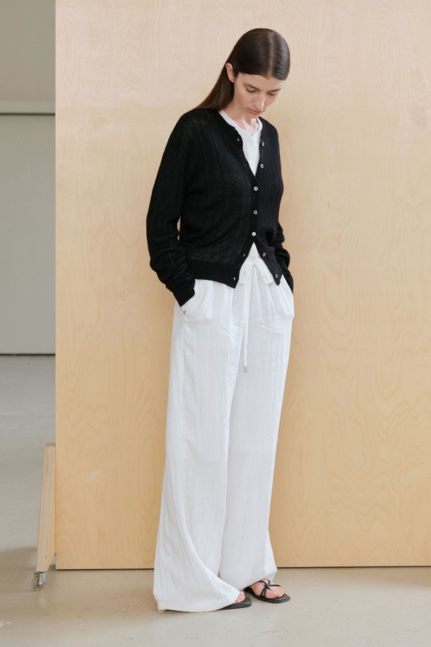 **링클 스트링 팬츠 (2컬러)**

부드러운 촉감의 링클 소재로 제작된 여성 링클 스트링 팬츠입니다. 와이드 핏과 릴랙스 핏으로 편안한 착용감을 선사하며, 허리에는 스트링 끈이 있어 사이즈 조절이 용이합니다. 봄, 여름, 가을 시즌에 활용하기 좋으며, 베이직, 캐주얼 스타일 연출에 적합합니다. 화이트와 블랙 두 가지 컬러로 출시되었으며, 화이트 컬러에는 안감이 있어 비침 걱정을 덜었습니다. 일상, 카페, 여행 등 다양한 TPO에 매치하기 좋은 아이템입니다.
