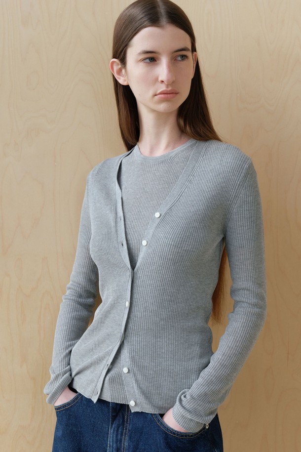 **골지 니트 반팔 (3컬러)**

부드러운 촉감의 골지 니트 반팔입니다. 비스코스, 나일론 혼방 소재로 제작되어 자연스러운 광택감을 선사합니다. 슬림핏 디자인으로 여성스러운 실루엣을 강조하며, 라운드 넥과 반소매 기장으로 깔끔하게 연출할 수 있습니다. 베이직하고 미니멀한 스타일로 일상에서 활용하기 좋으며, 레드, 그레이, 블랙 3가지 컬러로 만나보세요. 14게이지 싱글 니트 소재로 얇고 시원하게 착용 가능합니다.
