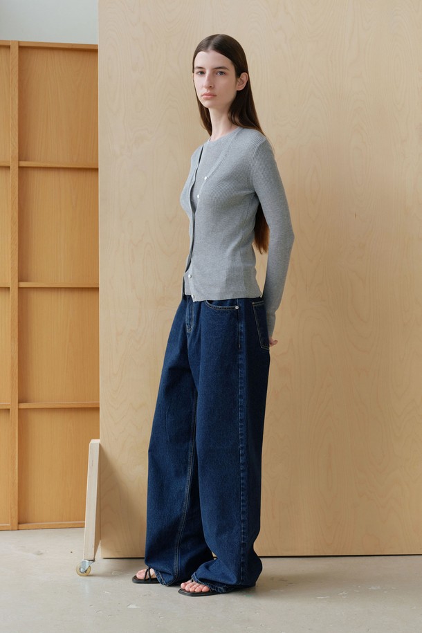 **골지 브이 가디건 (3컬러)**

부드러운 촉감의 비스코스, 나일론 혼방 소재로 제작된 여성용 골지 브이 가디건입니다. 얇은 두께감으로 봄 시즌에 가볍게 착용하기 좋으며, 슬림핏 디자인으로 여성스러운 실루엣을 연출합니다. 블랙, 레드, 그레이 3가지 컬러로 출시되어 데이트룩, 카페룩 등 다양한 TPO에 활용 가능합니다. 14게이지 싱글사 편직으로 제작되어 은은한 광택감을 자랑하며, 가볍고 휴대성이 좋아 실용적입니다. 미니멀, 클래식, 캐주얼 스타일을 모두 소화할 수 있는 베이직 아이템입니다.
