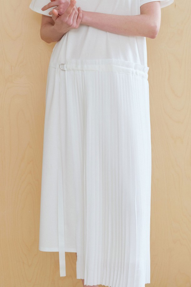 **플리츠 원피스 (2컬러)**

우아하고 미니멀한 스타일의 플리츠 원피스입니다. 여성 의류로, 아이보리, 블랙 두 가지 색상으로 만나볼 수 있습니다. 봄 시즌에 어울리는 얇은 두께감과 부드러운 촉감이 특징이며, 루즈핏으로 편안하게 착용 가능합니다. 라운드넥 디자인에 허리 한쪽에 플리츠 디테일이 더해져 포인트를 더했습니다. 데이트룩, 카페룩 등 다양한 TPO에 활용 가능하며, 신축성이 있어 활동성이 좋습니다. 아이보리 색상은 비침이 있을 수 있으며, 동일 컬러 테이프로 사이즈 조절이 가능합니다.
