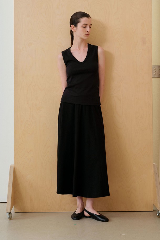 **베이직 V 슬리브리스 (3컬러)**는 부드러운 촉감의 면과 폴리에스테르 혼방 소재로 제작된 여성용 민소매 상의입니다. 얇은 두께감에 레귤러핏으로 편안하게 착용 가능하며, V넥 라인과 암홀 테이프 마감으로 깔끔한 마무리를 더했습니다. 데일리룩 또는 이너웨어로 활용하기 좋으며, 봄, 여름 시즌에 적합합니다. 미니멀, 캐주얼, 클래식 스타일을 연출할 수 있으며, 집콕룩이나 카페룩에도 잘 어울립니다. 화이트, 멜란지 그레이, 블랙 세 가지 컬러로 출시되었으며, 화이트 컬러는 비침이 있을 수 있습니다.
