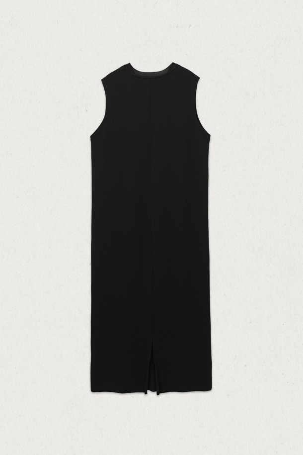 RN 베스트 원피스 (2컬러)는 미니멀하고 베이직한 스타일의 여성 니트 원피스입니다. 아이보리와 블랙 두 가지 색상으로 출시되었으며, 봄 시즌에 적합한 두꺼운 두께감의 하이게이지 니트 소재로 제작되었습니다. 부드러운 촉감과 스트레이트 핏으로 편안한 착용감을 선사하며, 라운드넥 디자인과 민소매 기장이 특징입니다. 데이트룩이나 카페룩에 잘 어울리며, 센터백 턱 디테일과 슬릿 디테일로 포인트를 더했습니다. 레이어드 스타일링이 가능하여 다양한 연출이 가능합니다.
