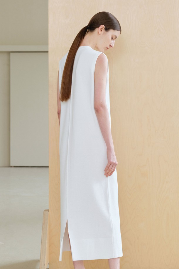 RN 베스트 원피스 (2컬러)는 미니멀하고 베이직한 스타일의 여성용 원피스입니다. 아이보리, 블랙 두 가지 색상으로 출시되었으며, 봄과 여름에 적합한 얇은 두께감의 레이온, 폴리에스테르 혼방 소재입니다. 라운드넥에 민소매 디자인으로, 부드러운 촉감과 스트레이트 핏이 특징입니다. 백 센터 턱과 슬릿 디테일이 있으며, 깔끔한 드레이핑으로 단독 또는 레이어드 스타일링이 가능합니다. 데이트룩, 카페룩에 잘 어울리며, 14게이지 하프 카디건 조직으로 제작되었습니다.
