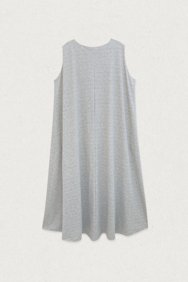 세련된 보트넥 플레어 롱원피스입니다. 블랙과 멜란지 그레이 두 가지 색상으로 출시되었으며, 봄, 여름, 가을 시즌에 착용하기 좋습니다. 가슴 아래부터 자연스럽게 퍼지는 플레어 디자인이 여성스러운 실루엣을 연출합니다. 신축성 있는 니트 소재로 제작되어 편안한 착용감을 선사하며, 데이트룩, 카페룩, 모임룩 등 다양한 TPO에 활용할 수 있습니다. 미니멀, 클래식, 시크한 스타일을 즐기는 여성분들께 추천합니다.
