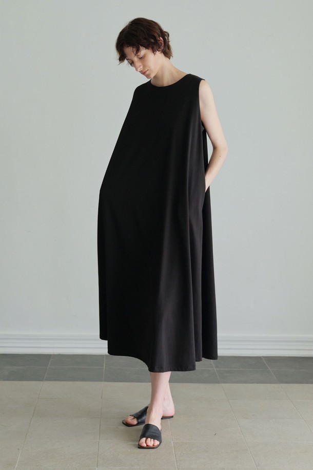 세련된 보트넥 디자인과 플레어 실루엣이 돋보이는 롱 원피스입니다. 멜란지 그레이와 블랙 두 가지 색상으로 출시되어, 취향에 따라 선택 가능합니다. 부드러운 면과 폴리에스테르 혼방 소재로 제작되어 편안한 착용감을 선사합니다. 가슴 아래로 자연스럽게 퍼지는 플레어 라인이 여성스러운 분위기를 연출하며, 롱 기장으로 우아함을 더합니다. 데이트룩, 카페룩, 모임룩 등 다양한 TPO에 미니멀하고 클래식한 스타일로 활용하기 좋습니다.
