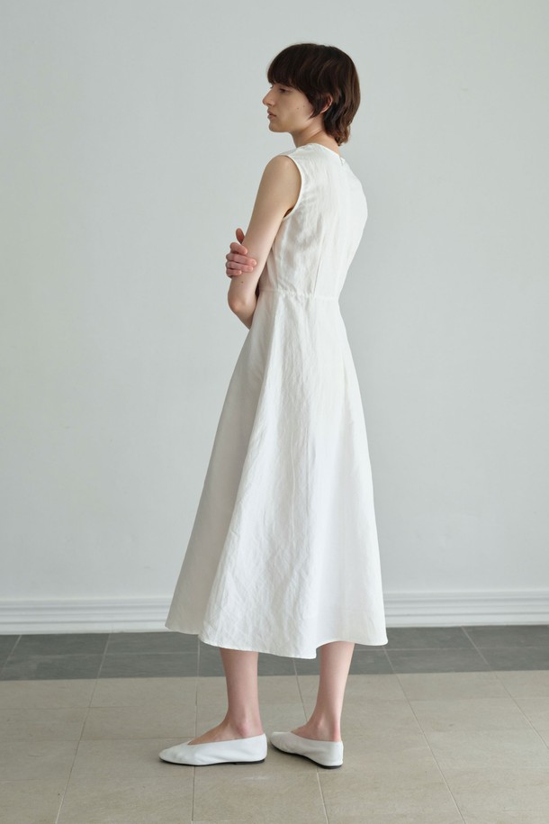 화사한 화이트 컬러의 레이어 원피스입니다. 부드러운 린넨, 레이온, 폴리에스테르 혼방 소재로 제작되어 봄, 여름 시즌에 시원하게 착용할 수 있습니다. 슬림핏 플레어 디자인에 민소매, 라운드넥으로 우아하고 페미닌한 분위기를 연출합니다. 이너 라이닝과 백 지퍼, 바인딩 마감, 스티치 디테일이 더해져 높은 완성도를 자랑하며, 맥시 기장으로 다양한 스타일을 소화할 수 있습니다. 데이트룩, 카페룩, 여행룩, 또는 클래식, 미니멀, 로맨틱 스타일을 즐기는 여성분들께 추천합니다.
