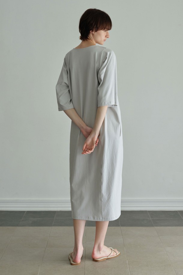 "딥브이" 원피스는 여성 의류로, 부드러운 면과 스판덱스 혼방 소재로 제작되어 편안한 착용감을 선사합니다. 깊은 브이넥 디자인에 라글란 소매와 트리플 스티치 디테일이 더해져 미니멀하면서도 세련된 느낌을 줍니다. 박스핏과 루즈핏 실루엣으로 편안하게 연출 가능하며, 데일리 및 일상, 집콕룩과 산책룩에 적합합니다. 라이트 소라, 멜란지 그레이, 블랙의 3가지 컬러로 출시되었으며, 봄, 여름, 가을 시즌에 활용하기 좋습니다. 베이직, 미니멀, 캐주얼, 클래식 스타일을 즐기는 분들께 추천합니다.
