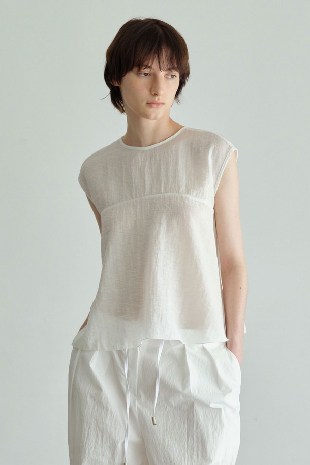 포엘 블라우스는 아이보리, 블랙 두 가지 색상으로 만나볼 수 있는 여성 블라우스입니다. 봄, 여름 시즌에 어울리는 얇은 두께감의 레이온, 나일론, 린넨 혼방 소재로 제작되어 부드러운 촉감을 선사합니다. 라운드넥에 반소매 기장, 플레어 핏으로 페미닌한 무드를 연출하며, 시스루 실루엣과 가슴 아래 플레어 디자인, 뒷면 중앙 커버드 버튼, 밑단 자수 디테일로 포인트를 더했습니다. 데이트룩, 카페룩, 모임룩 등 다양한 TPO에 클래식, 미니멀, 로맨틱 스타일로 활용하기 좋습니다.
