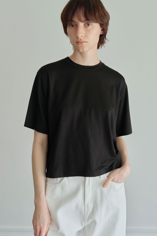 **텐셀 크롭티 (3컬러)**

부드러운 텐셀 소재와 스판덱스의 조화로 편안한 착용감을 선사하는 여성용 크롭 티셔츠입니다. 아이보리, 애쉬베이지, 블랙 3가지 컬러로 출시되어, 다양한 스타일 연출이 가능합니다. 세미 박시 핏과 라운드넥 디자인으로 모던하고 베이직한 무드를 더하며, 자연스러운 드레이프성이 특징입니다. 반소매 기장으로 봄, 여름 시즌에 활용하기 좋으며, 백센터 히든지퍼 디테일로 포인트를 주었습니다. 데이트룩, 카페룩 등 다양한 TPO에 미니멀, 클래식, 캐주얼 스타일로 연출해보세요.
