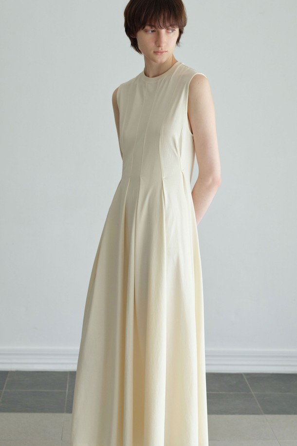 우아함과 여성스러움을 동시에 선사하는 다트 플레어 원피스입니다. 부드러운 면과 폴리에스테르 혼방 소재로 제작되어 편안한 착용감을 자랑하며, 봄, 여름 시즌에 잘 어울립니다. 라운드넥에 민소매 디자인으로, 입체적인 실루엣을 살려주는 다트 및 플리츠 디테일이 특징입니다. A라인 플레어 치마핏은 우아하고 엘레강스한 무드를 연출하며, 블랙과 Light Yellow 두 가지 컬러로 제공됩니다. 데이트룩, 카페룩, 모임룩 등 다양한 TPO에 심플하게 스타일링하기 좋습니다.
