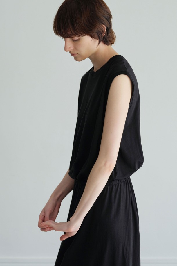 **데일리 원피스 (2컬러)**

부드러운 모달 소재로 제작되어 실크 같은 광택감이 돋보이는 데일리 원피스입니다. 차분하고 미니멀한 무드의 베이직 스타일로, 라운드넥과 민소매 디자인이 시원함을 더합니다. 허리 밴딩 디테일이 허리 라인을 잡아주어 A라인으로 자연스럽게 퍼지는 치마핏을 연출합니다. 비침 걱정 없이 편안하게 착용 가능하며, 블랙과 베이지 두 가지 컬러로 만나보세요. 동네 마실룩, 카페룩, 여름 바캉스룩 등 다양한 TPO에 활용할 수 있습니다.
