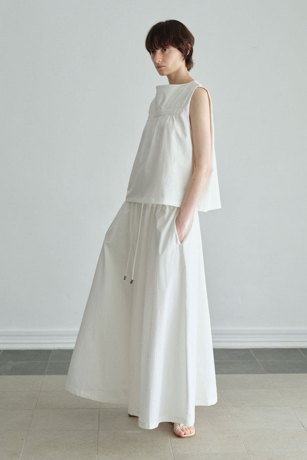 요크 밴딩 슬리브리스 (2컬러)는 우아하고 페미닌한 스타일을 연출하는 여성용 슬리브리스입니다. 아이보리와 딥블루 두 가지 색상으로 제공되며, 일상에서 데이트룩, 카페룩, 휴가룩 등 다양한 TPO에 맞춰 활용할 수 있습니다. 보트넥 디자인에 레귤러 핏으로, 클래식, 미니멀, 로맨틱 스타일을 즐기는 분들께 추천합니다. 면과 폴리에스테르 혼방의 두꺼운 다이마루 원단을 사용하여 시원한 촉감을 선사하며, 이중 레이어드 넥라인과 암홀 바인딩 마감, 넥라인 패딩 처리로 고급스러움을 더했습니다. 무지 디자인으로 어떤 하의와도 쉽게 매치하여 세련된 룩을 완성할 수 있습니다.
