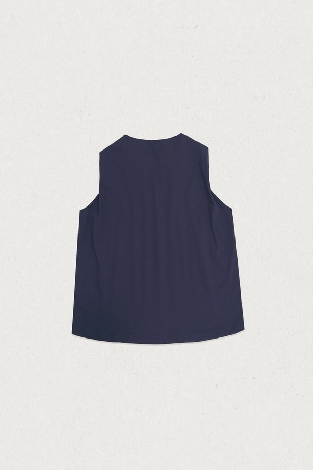 요크 밴딩 슬리브리스는 우아하고 페미닌한 무드를 연출하는 여성 상의입니다. 면과 폴리에스테르 혼방의 고급스러운 소재로 제작되었으며, 부드러운 촉감과 두꺼운 두께감으로 편안한 착용감을 선사합니다. 플레어 핏과 보트넥 디자인이 여성스러운 실루엣을 강조하며, 딥블루, 아이보리 두 가지 색상으로 출시되어 다양한 스타일을 연출할 수 있습니다. 특히 실켓 가공 처리로 은은한 광택을 더했으며, 깔끔한 봉제 마감과 요크 밴딩 디테일이 돋보입니다. 데이트룩, 카페룩, 모임룩 등 특별한 날에 클래식, 미니멀, 로맨틱 스타일로 코디하기 좋습니다.
