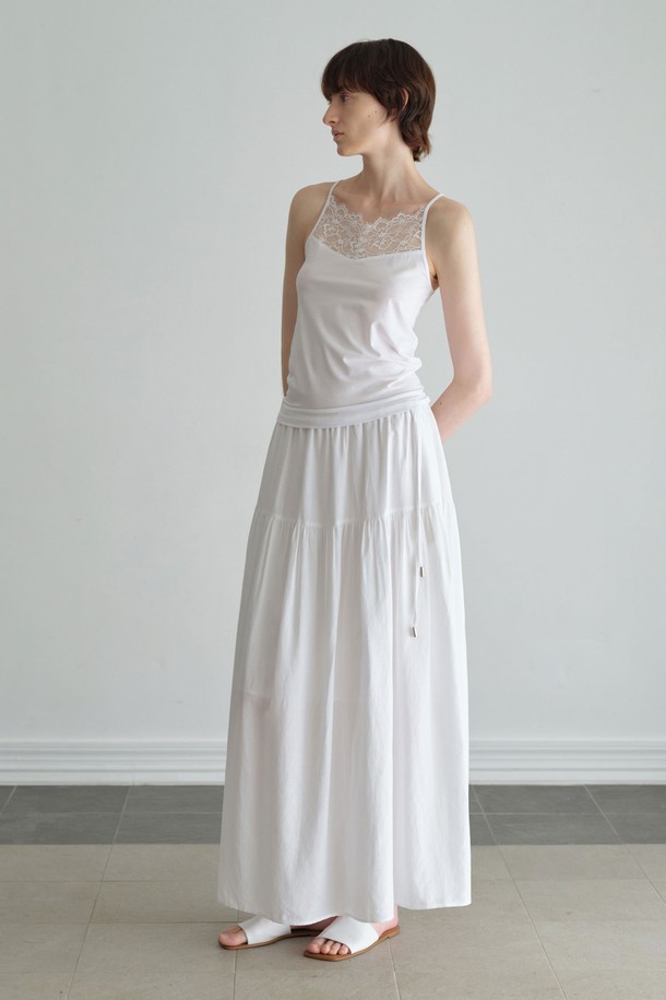 레이스 슬리브리스 (3컬러)는 여성용 슬리브리스로, 여름에 시원하게 착용하기 좋은 아이템입니다. 화이트, 멜란지그레이, 블랙 세 가지 컬러로 출시되어 다양한 스타일 연출이 가능합니다. 데일리룩 또는 레이어드하여 스타일리시하게 연출할 수 있으며, 캐미솔 스타일의 스퀘어넥 디자인에 레이스 디테일과 스트랩 타입으로 여성스러움을 더했습니다. 얇고 부드러운 면, 스판덱스, 나일론 혼방 소재로 제작되어 편안한 착용감을 선사하며, 데이트룩, 휴가룩, 여름 바캉스룩 등 다양한 TPO에 매치하기 좋습니다. 미니멀, 로맨틱, 클래식 스타일을 즐겨 입는 분들께 추천합니다.
