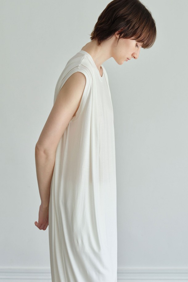 **터크 숄더 원피스 (2컬러)**

부드러운 텍셀과 스판 소재로 제작되어 은은한 광택이 감도는 터크 숄더 원피스입니다. 드롭 숄더 디자인과 양쪽 어깨의 맞주름 디테일이 우아하고 페미닌한 무드를 연출합니다. 얇고 가벼운 두께감으로 봄, 여름 시즌에 시원하게 착용할 수 있으며, 자연스러운 드레이프성과 루즈핏으로 편안함을 더했습니다. 라운드넥 민소매 디자인으로 데이트룩, 카페룩, 모임룩 등 다양한 TPO에 맞춰 클래식, 미니멀, 로맨틱 스타일을 완성해보세요. 블랙, 화이트 2가지 컬러로 출시되었습니다.
