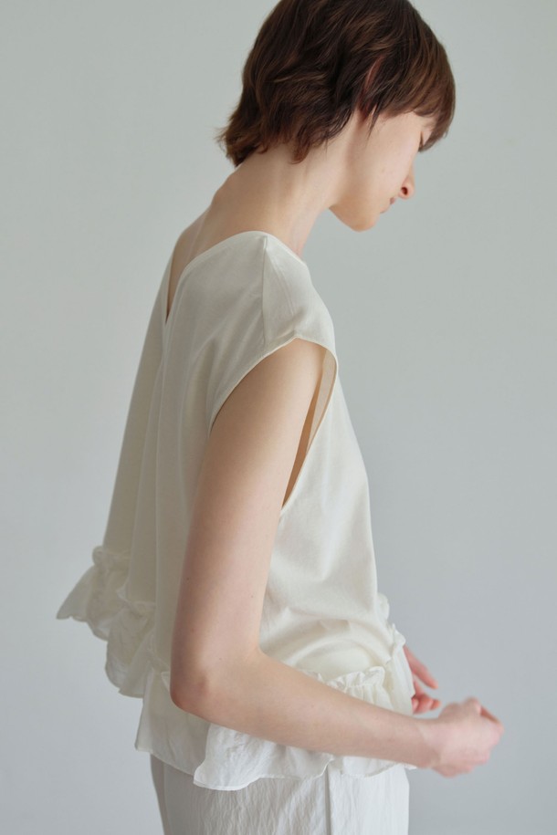 RV 프릴티 (3컬러)는 페미닌한 무드를 연출하는 여성 민소매 티셔츠입니다. 부드러운 면, 레이온, 나일론 혼방 소재로 제작되어 얇고 시원하며, 세미 박시핏으로 편안하게 착용 가능합니다. 라운드넥과 브이넥 디자인으로, 셔링 및 프릴 디테일이 돋보이며 드롭숄더 스타일로 여성스러운 실루엣을 선사합니다. 색상은 블랙, 라이트소라, 크림 3가지로 출시되었으며, 크림 컬러는 비침이 있을 수 있습니다. 데이트룩, 카페룩, 쇼핑룩 등 다양한 TPO에 로맨틱, 미니멀, 클래식 스타일로 연출하기 좋습니다.
