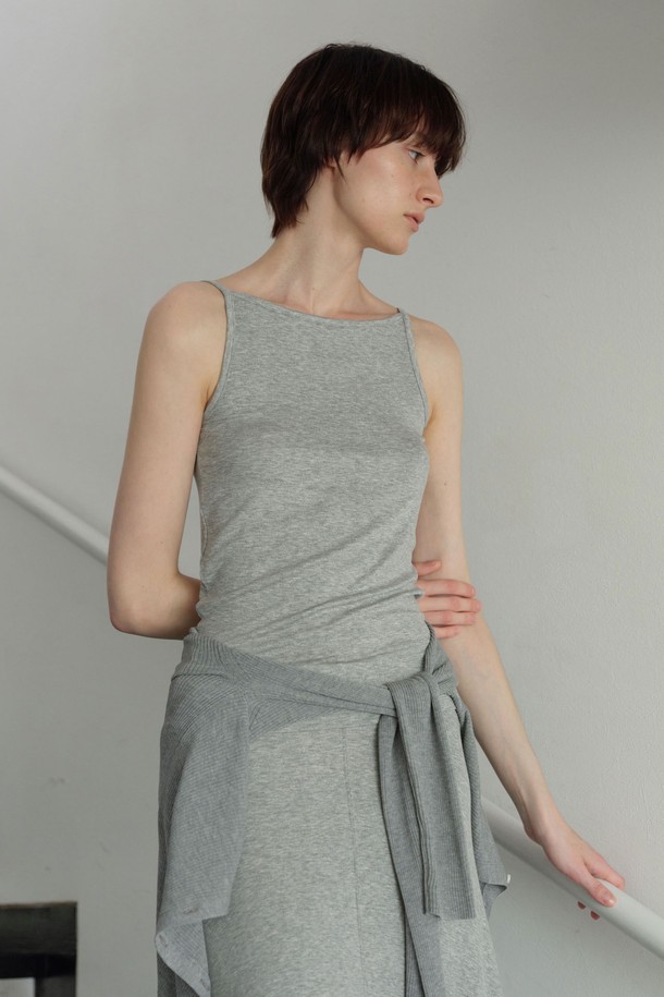 **골지 슬리브리스 (3컬러)**는 부드러운 레이온과 스판덱스 혼방 소재로 제작되어 편안한 착용감을 선사합니다. 베이직하고 미니멀한 디자인으로, 데이트룩이나 카페룩 등 다양한 TPO에 활용하기 좋습니다. 슬림핏 라운드넥 민소매 디자인이며, 얇은 두께감으로 봄, 여름 시즌에 시원하게 즐길 수 있습니다. 바인딩 디테일과 레이어드 착용이 가능하며, 이너웨어로도 활용도가 높아 활용성 또한 뛰어납니다. 화이트, 멜란지그레이, 블랙 3가지 컬러로 구성되어 다양한 스타일 연출이 가능합니다.
