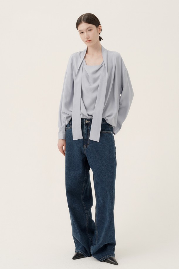 베이직하면서도 우아한 무드의 카울 타이넥 블라우스입니다. 부드러운 촉감과 얇은 두께로 봄, 여름 시즌에 시원하게 착용하기 좋습니다. 루즈핏으로 편안함을 선사하며, 드레이프 디테일이 여성스러운 실루엣을 연출합니다. 데이트룩, 모임룩 등 특별한 날을 위한 스타일링에 제격이며, 클래식, 미니멀, 로맨틱 등 다양한 스타일을 소화합니다. 카울넥과 타이넥 디자인으로 포인트를 더해 세련된 룩을 완성해보세요.
