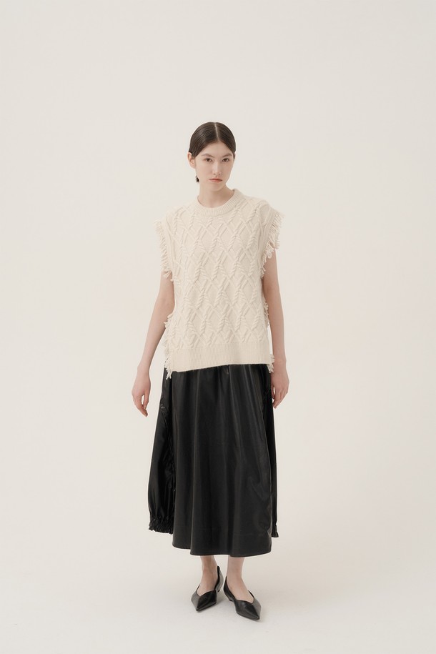 아이보리 컬러의 프린지 울 니트 베스트입니다. 부드러운 촉감의 울 소재로 제작되어 가을, 겨울철 따뜻하게 착용할 수 있습니다. 라운드넥 디자인에 레귤러핏으로 제작되었으며, 케이블 패턴이 돋보이는 캐주얼하고 베이직한 스타일의 상의입니다. 민소매 기장으로 다양한 상의와 레이어드하여 모임룩이나 일상룩에 활용하기 좋습니다. 프린지 디테일이 포인트로 더해져 유니크한 매력을 선사합니다.
