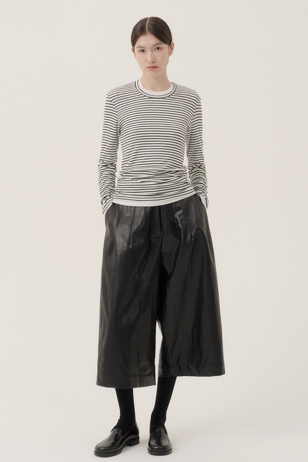 **기린 스트라이프 터틀넥 티셔츠**는 여성의 일상 착용을 위해 디자인된 베이직하고 캐주얼한 스타일의 티셔츠입니다. 화이트와 블랙 두 가지 색상으로 제공되며, 가을과 겨울에 따뜻하게 입을 수 있도록 얇은 두께의 면 소재로 제작되었습니다. 슬림핏으로 디자인되어 깔끔한 실루엣을 연출하며, 부드러운 촉감이 특징입니다. 기본 스트라이프 패턴과 터틀넥 디자인, 긴 소매 기장으로 클래식하면서도 미니멀한 무드를 더합니다.
