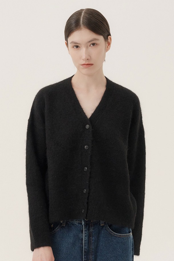 보브 알파카 가디건은 가을과 겨울, 두 계절에 걸쳐 우아하고 따뜻하게 스타일링할 수 있는 여성용 니트/스웨터입니다. 부드러운 촉감의 알파카 소재로 제작되었으며, 베이직하고 클래식한 디자인으로 데이트룩, 모임룩, 출근룩 등 다양한 TPO에 활용 가능합니다. 7부 소매와 레귤러핏, V넥 디자인이 특징이며, 두 가지 컬러 구성으로 폭넓은 선택지를 제공합니다. 크롭 기장과 무지 패턴은 미니멀하고 세련된 스타일을 완성하여, 당신의 겨울 패션을 더욱 돋보이게 해줄 것입니다.
