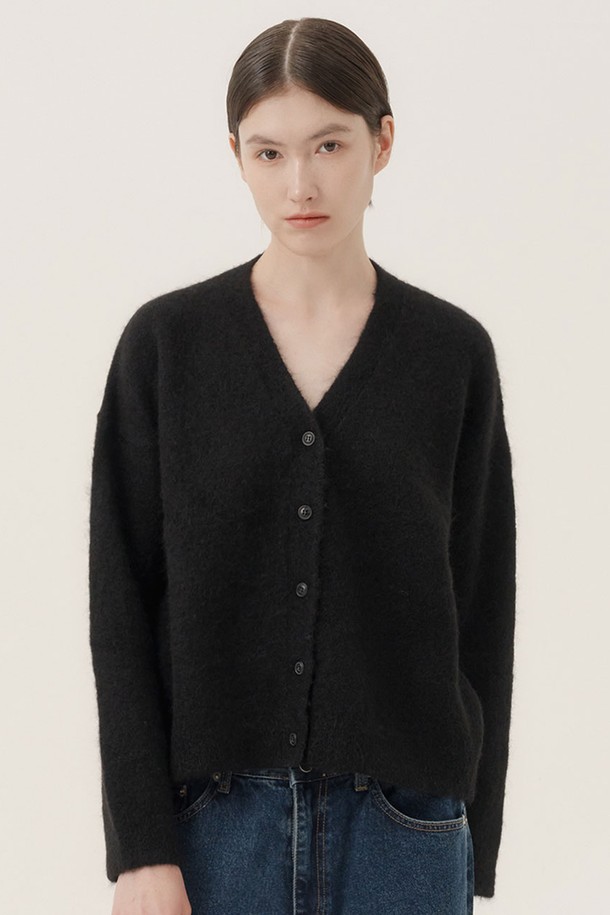 보브 알파카 가디건 (2컬러)은 여성의 우아함과 따뜻함을 동시에 선사하는 의상입니다. 부드러운 알파카 소재로 제작되어 뛰어난 촉감을 자랑하며, 가을과 겨울에 포근하게 착용할 수 있습니다. 베이지와 브라운, 두 가지의 클래식한 색상으로 출시되어 다양한 룩에 매치하기 용이합니다. 레귤러핏과 V넥 디자인, 버튼 디테일이 더해져 베이직하면서도 세련된 스타일을 연출하며, 데이트룩, 모임룩, 출근룩 등 TPO에 구애받지 않고 클래식하고 미니멀한 스타일을 완성합니다. 긴 소매 기장과 두꺼운 두께감으로 보온성을 높였습니다.
