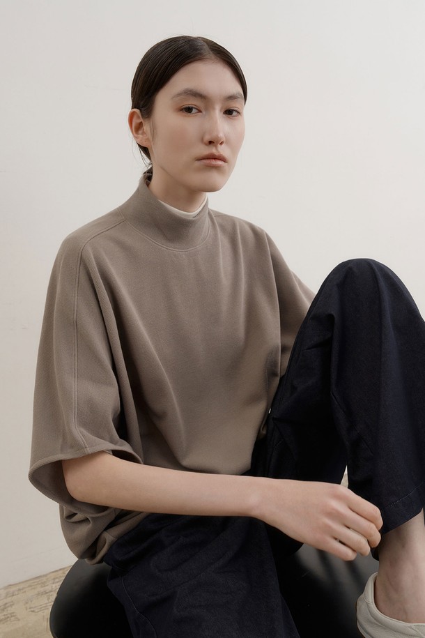 언밸런스 모크넥 티셔츠는 미니멀하고 캐주얼한 스타일을 연출하기 좋은 상의입니다. 면 소재로 제작되어 부드러운 촉감을 선사하며, 봄, 가을, 겨울 세 계절 모두 활용 가능합니다. 루즈핏으로 편안한 착용감을 제공하며, 긴 소매와 보통 두께로 제작되었습니다. 블랙, 화이트, 그레이 세 가지 기본 컬러로 출시되어 다양한 하의와 쉽게 매치할 수 있습니다. 언밸런스 디자인으로 포인트를 더해, 베이직한 디자인 속에서도 개성을 드러낼 수 있습니다.
