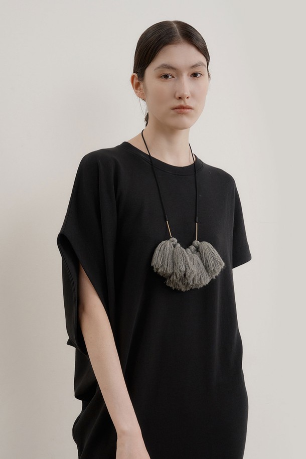 **언밸런스 원피스 (2컬러)**

미니멀하고 모던한 스타일의 여성 언밸런스 원피스입니다. 부드러운 면 소재로 제작되어 편안한 착용감을 선사하며, 데일리 및 캐주얼 룩에 적합합니다. 라운드넥과 반소매 기장으로 디자인되었으며, 얇은 두께감으로 봄, 여름, 가을 시즌에 활용하기 좋습니다. 카키와 블랙, 두 가지 색상으로 출시되어 취향에 맞게 선택 가능하며, 비대칭 디자인으로 유니크한 매력을 더했습니다. 루즈핏으로 편안하게 착용 가능합니다.
