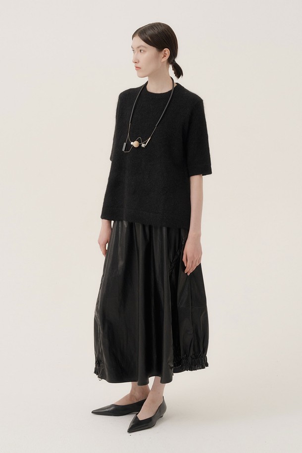 보브 알파카 니트는 부드러운 촉감과 따뜻함을 선사하는 여성용 니트/스웨터입니다. 알파카 소재로 제작되어 가을, 겨울 시즌에 적합하며, 베이직하고 미니멀한 스타일을 연출합니다. 라운드넥, 레귤러핏, 긴소매 디자인으로 다양한 출근룩, 모임룩에 활용하기 좋습니다. 블랙, 베이지, 브라운, 그레이 4가지 컬러로 출시되어, 클래식, 미니멀, 캐주얼 등 폭넓은 스타일을 소화할 수 있습니다. 두꺼운 두께감으로 포근하게 착용 가능하며, 무지 디자인으로 어떤 하의와도 잘 어울립니다.
