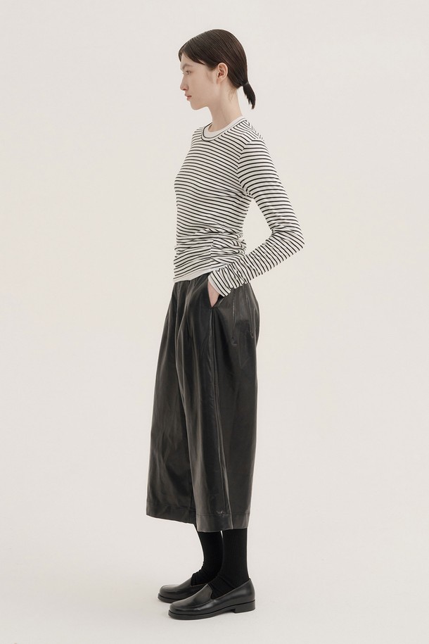 세련된 스타일을 연출해 줄 페이크 레더 큐롯 팬츠입니다. 부드러운 페이크 레더 소재로 제작되어 시크한 무드를 자아내며, 봄, 가을 시즌에 적합합니다. 허리 밴딩 처리로 편안한 착용감을 선사하며, A라인 숏 기장과 와이드한 실루엣으로 다리가 길어 보이는 효과를 줍니다. 미니멀하고 베이직한 디자인으로 다양한 상의와 매치하여 스타일리시한 룩을 완성해보세요. 블랙 컬러로 어떤 옷에도 믹스 매치하기 용이합니다.
