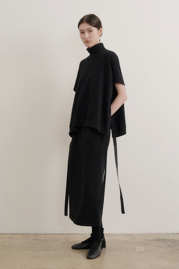 세련된 여성의 스타일을 완성하는 로랑 하이넥 베스트입니다. 미니멀하고 모던한 감각을 살린 디자인으로, 블랙과 화이트 두 가지 컬러로 만나보실 수 있습니다. 뻣뻣한 질감의 폴리에스테르 소재로 제작되어 두꺼운 두께감을 자랑하며, 케이프 디자인이 특징입니다. 오버핏으로 편안한 착용감을 선사하며, 하이넥 라인이 시크한 무드를 연출합니다. 사계절 내내 다양한 스타일링에 활용하기 좋은 아이템입니다.
