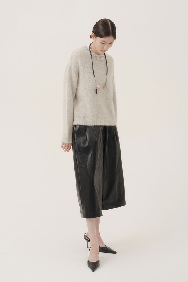 **멜트 모헤어 풀오버 (3컬러)**

부드러운 촉감의 모헤어 소재로 제작된 여성 풀오버입니다. 라운드넥 디자인과 레귤러핏으로 편안하게 착용 가능하며, 가을과 겨울에 따뜻함을 더해줍니다. 다크 그린, 카멜, 실버 그레이 3가지 컬러 옵션으로, 베이직하면서도 미니멀한 스타일을 연출할 수 있습니다. 긴소매와 두꺼운 두께감으로 보온성을 높였으며, 데일리룩에 활용하기 좋은 아이템입니다.
