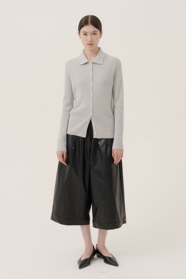 애드 울캐시 골지 가디건은 여성들을 위한 미니멀하고 베이직한 디자인의 가을/겨울용 상의입니다. 부드러운 촉감의 울과 캐시미어 혼방 소재로 제작되어 따뜻하고 편안한 착용감을 선사합니다. 라운드넥에 레귤러핏으로 제작되었으며, 두꺼운 두께감과 긴 소매 기장으로 보온성을 높였습니다. 블랙과 그레이 두 가지 색상으로 출시되어 출근룩, 오피스룩, 모임룩 등 다양한 TPO에 활용 가능합니다. 버튼으로 여밈 방식을 더해 클래식하고 세련된 스타일을 연출할 수 있습니다.
