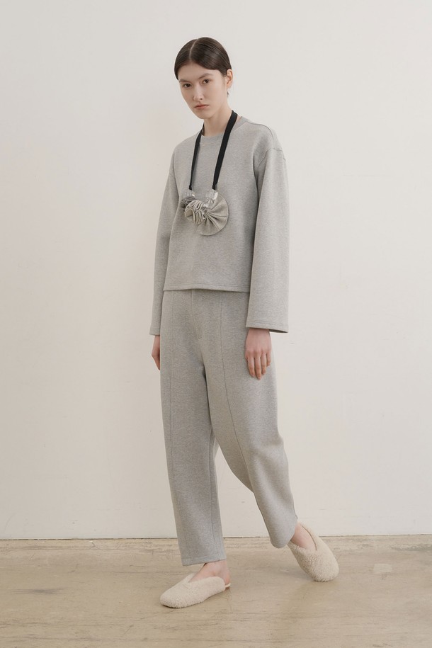 코어 쿠션 스트레치 팬츠 (2컬러)는 멜란지, 블랙 두 가지 색상으로 출시되어 다양한 스타일 연출이 가능한 스트레치 팬츠입니다. 면, 폴리에스테르, 스판덱스 혼방 소재로 제작되어 편안한 착용감과 뛰어난 신축성을 제공하며, 가을/겨울 시즌에 적합합니다. 레귤러핏으로 제작되었으며, 무지 디자인에 중두께감으로 제작되어 베이직하면서도 활용도가 높습니다. 사이드 심라인 디자인과 커버스티치 마감으로 깔끔함을 더했으며, 통기성이 우수하여 출근룩과 같은 일상복으로 활용하기 좋습니다. '스트레치 라운드 티셔츠'와 함께 세트 착용하여 미니멀, 클래식, 캐주얼 스타일을 완성할 수 있습니다.
