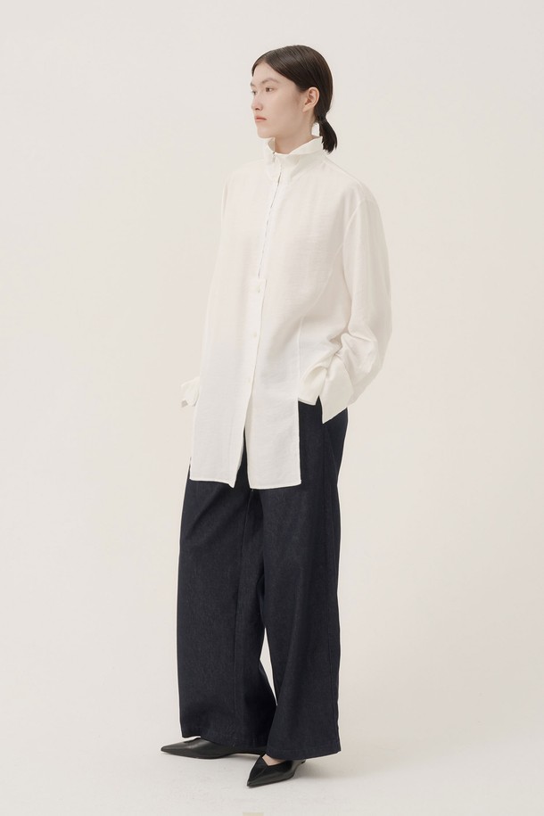 노엘 하이넥 지퍼 울 셔츠는 여성 고객을 위한 상의 셔츠/블라우스입니다. 미니멀하고 베이직한 스타일로, 가을과 겨울에 따뜻하게 착용할 수 있습니다. 레귤러핏에 하이넥 디자인, 긴소매 기장이며, 두꺼운 울 소재로 제작되었습니다. 아이보리, 블랙 2가지 컬러로 구성되어 있어 다양한 코디에 활용하기 좋습니다. 출근룩, 오피스룩, 모임룩 등 TPO에 맞춰 클래식, 미니멀, 시크한 스타일을 연출해보세요.
