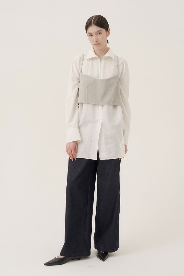 테르 벨벳 뷔스티에 (2컬러)는 부드러운 촉감의 면, 스판덱스 혼방 소재로 제작되어 편안한 착용감을 선사합니다. 슬림핏 디자인에 스퀘어넥 라인으로 세련된 실루엣을 연출하며, 레이어드하여 다양한 스타일을 연출하기 좋습니다. 라이트 그레이, 딥 차콜 두 가지 컬러로 출시되어 데일리룩, 모임룩, 소개팅룩 등 다채로운 TPO에 활용 가능합니다. 미니멀, 클래식, 시크 스타일을 즐기는 여성분들께 추천하며, 피그먼트 바이오 가공으로 은은한 분위기를 더했습니다. 민소매 크롭 기장으로 슬림핏 티셔츠, 원피스와 함께 스타일링하여 멋을 더해보세요.
