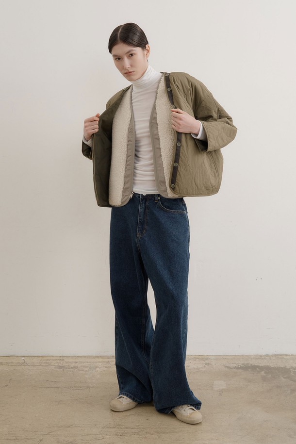 오펜 시어링 점퍼 퀼팅 재킷 세트는 여성 고객을 위한 미니멀하고 베이직한 스타일의 아우터입니다. 가을과 겨울에 따뜻하게 착용할 수 있도록 두꺼운 두께감과 부드러운 촉감의 폴리에스테르, 울, 나일론 혼방 소재로 제작되었습니다. 크림 카키, 딥 카키 두 가지 색상으로 출시되었으며, 퀼팅 디테일과 시어링 디테일을 더해 포근한 느낌을 줍니다. 집업 방식으로 간편하게 여밀 수 있으며, 레귤러핏으로 편안한 착용감을 선사합니다. 출근룩과 모임룩, 캐주얼한 스타일까지 폭넓게 활용할 수 있는 리버시블 타입의 세트 구성(베스트 + 재킷)입니다.
