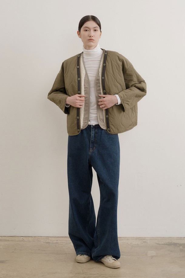 오펜 2온스 퀼팅 재킷은 남녀 모두 착용 가능한 캐주얼하고 베이직한 스타일의 퀼팅 자켓입니다. 가을과 겨울에 어울리는 두꺼운 두께감과 부드러운 촉감의 폴리에스테르 소재로 제작되었습니다. 크롭 기장의 오버핏 디자인으로, 카키와 블랙 두 가지 색상으로 만나볼 수 있습니다. 2온스 충전재를 사용하여 보온성을 높였으며, 버튼 여밈 방식으로 편안하게 착용할 수 있습니다. 미니멀하고 클래식한 무드를 연출하기에 좋은 아이템입니다.
