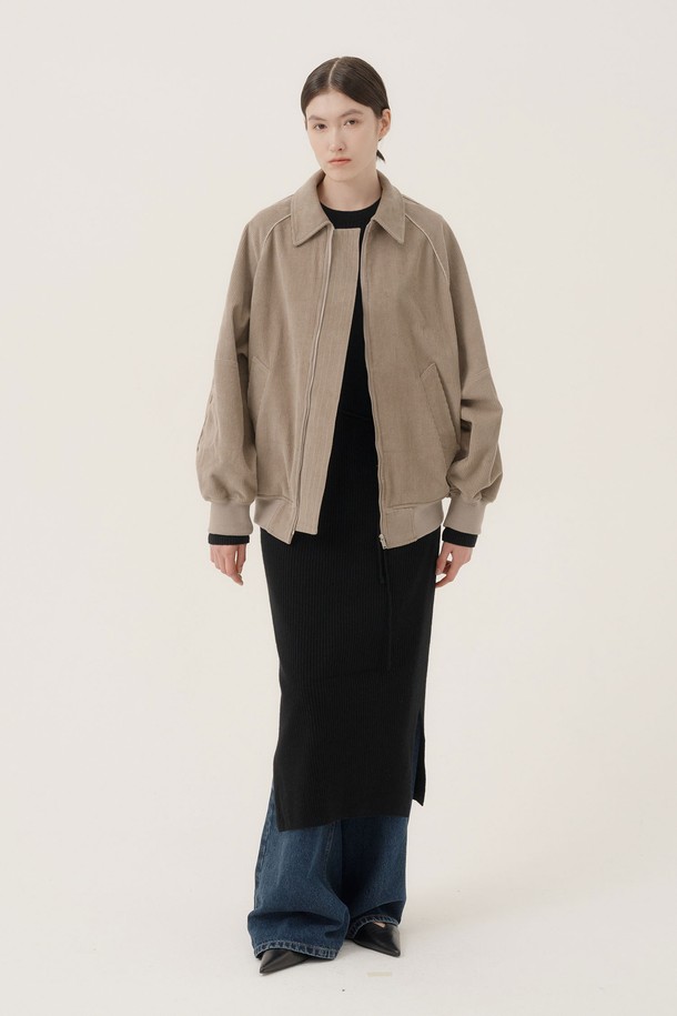 로케 코듀로이 2온스 본딩 점퍼는 여성 고객을 위한 가을, 겨울 시즌 아우터입니다. 미니멀하고 베이직한 스타일로, 출근룩과 데이트룩에 모두 잘 어울립니다. 부드러운 코듀로이 소재에 2온스 본딩 처리되어 두꺼운 두께감을 자랑하며, 오버핏 크롭 기장으로 트렌디한 핏을 연출합니다. 베이지와 블랙 두 가지 컬러로 출시되어, 다양한 코디에 활용할 수 있는 실용적인 집업 점퍼입니다. 숄더라인 드롭 디자인으로 편안한 착용감을 선사합니다.
