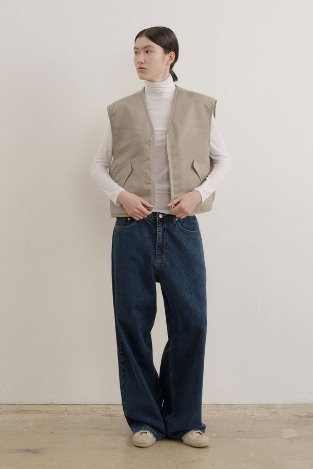 오펜 리버시블 시어링 베스트 점퍼는 여성용 아우터로, 크림과 카키 두 가지 색상으로 출시되었습니다. 부드러운 촉감의 폴리에스테르와 울 혼방 소재에 시어링 안감, 두꺼운 두께감으로 뛰어난 보온성을 제공하며 겨울철에도 따뜻하게 착용할 수 있습니다. 겉면과 안감이 다른 리버시블 디자인으로, 하나의 제품으로 다양한 스타일을 연출할 수 있습니다. 민소매 크롭 기장으로 활동성을 높였으며, 캐주얼, 미니멀, 클래식 스타일을 모두 소화 가능하여 출근룩으로도 활용하기 좋습니다. 집업 여밈 방식으로 간편하게 착용할 수 있습니다.
