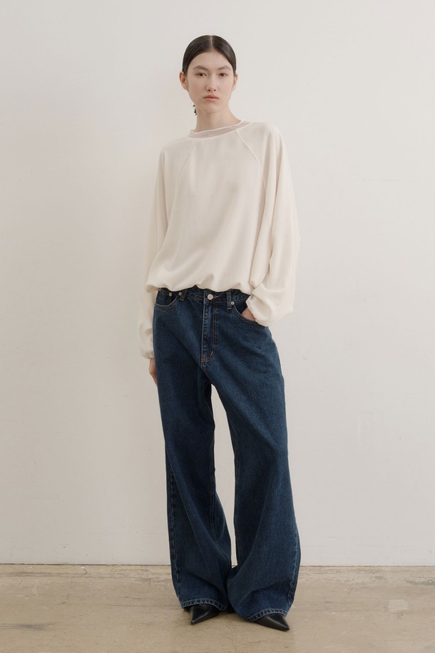 부드러운 촉감이 돋보이는 실키 시어넥 스트링 스웻셔츠입니다. 베이직한 디자인으로 다양한 스타일 연출이 용이하며, 간절기에 활용하기 좋은 아이템입니다. 하프넥 디자인과 긴소매로 세련된 분위기를 더합니다. 레귤러핏으로 편안한 착용감을 선사하며, 스트링 디테일로 포인트를 더했습니다. 봄, 가을 시즌 일상복으로 활용하기 좋은 여성 스웻셔츠입니다.
