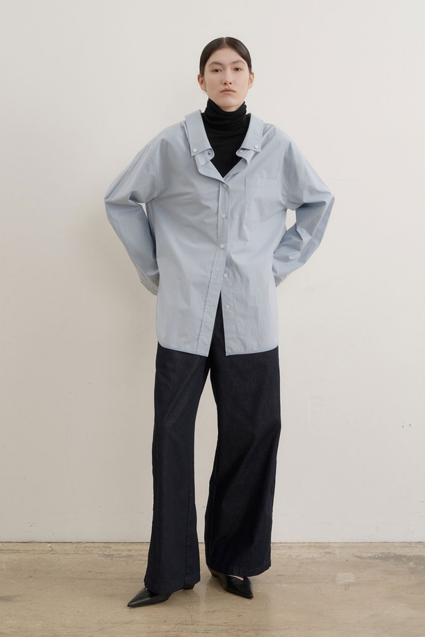 미니멀하고 베이직한 스타일의 여성용 "포그 드롭 카라 셔츠"입니다. 스카이블루 컬러의 부드러운 면 소재로 제작되어 봄, 가을에 착용하기 좋습니다. 오버핏 디자인과 드롭 숄더, 포켓 디테일이 편안하고 캐주얼한 무드를 더합니다. 출근룩, 데이트룩 등 다양한 TPO에 활용 가능하며, 미니멀, 클래식, 캐주얼 스타일을 모두 소화할 수 있습니다. 얇은 두께감으로 간절기 레이어드룩에도 적합합니다.
