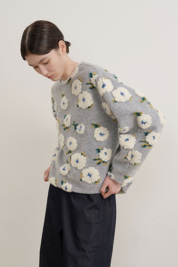 (12/8 예약배송) 르벤 플라워 풀오버는 여성스러운 플라워 패턴이 돋보이는 니트/스웨터입니다. 부드러운 촉감의 두꺼운 니트 소재로 제작되어 가을, 겨울철 따뜻하게 착용할 수 있습니다. 라운드넥과 긴 소매, 레귤러핏으로 디자인되어 캐주얼하고 베이직한 스타일을 연출합니다. 데이트룩, 모임룩 등 다양한 TPO에 활용 가능하며, 캐주얼, 클래식, 미니멀 스타일을 즐기는 분들께 추천합니다. 그레이, 화이트 두 가지 컬러로 만나보세요.
