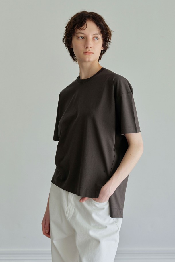 부드러운 면 소재로 제작되어 편안한 착용감을 선사하는, 뉴 에브리 티셔츠 (4컬러)입니다. 베이직하고 미니멀한 디자인으로, 아이보리, 카키 그레이, 베이지, 차콜 4가지 다채로운 색상으로 만나보실 수 있습니다. 박스핏과 라운드넥 디자인으로 편안한 핏을 제공하며, 대각선 절개 디테일, 사이드 슬릿, 앞뒤 니트 스티치 디테일이 더해져 밋밋함을 덜었습니다. 데일리룩, 동네 마실룩, 카페룩 등 어떤 스타일에도 잘 어울려 활용도가 높습니다. 사계절 내내 부담 없이 즐겨 입을 수 있는 기본 아이템입니다.
