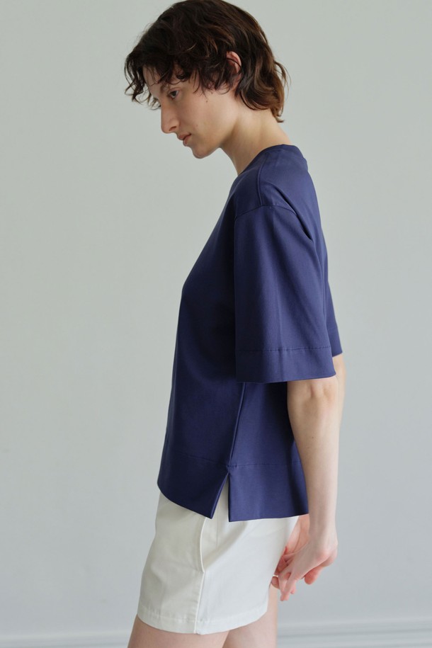 **스탠다드 라운드 반팔 (4컬러)**는 부드러운 촉감의 면, 린넨, 텐셀 혼방 소재로 제작되어 여름철 시원하게 착용할 수 있는 반소매 티셔츠입니다. 라운드넥에 세미 박시핏으로 편안한 착용감을 선사하며, 옆트임 디테일이 특징입니다. 베이직하고 모던한 스타일로, 일상에서 캐주얼, 미니멀, 클래식한 스타일을 연출하기 좋습니다. 아이보리, 베이지, 퍼플 네이비, 블랙 4가지 컬러로 출시되어 다양한 TPO에 맞춰 활용할 수 있습니다. 동네 마실룩이나 카페룩에 잘 어울리는 심플한 디자인의 기본 티셔츠입니다.
