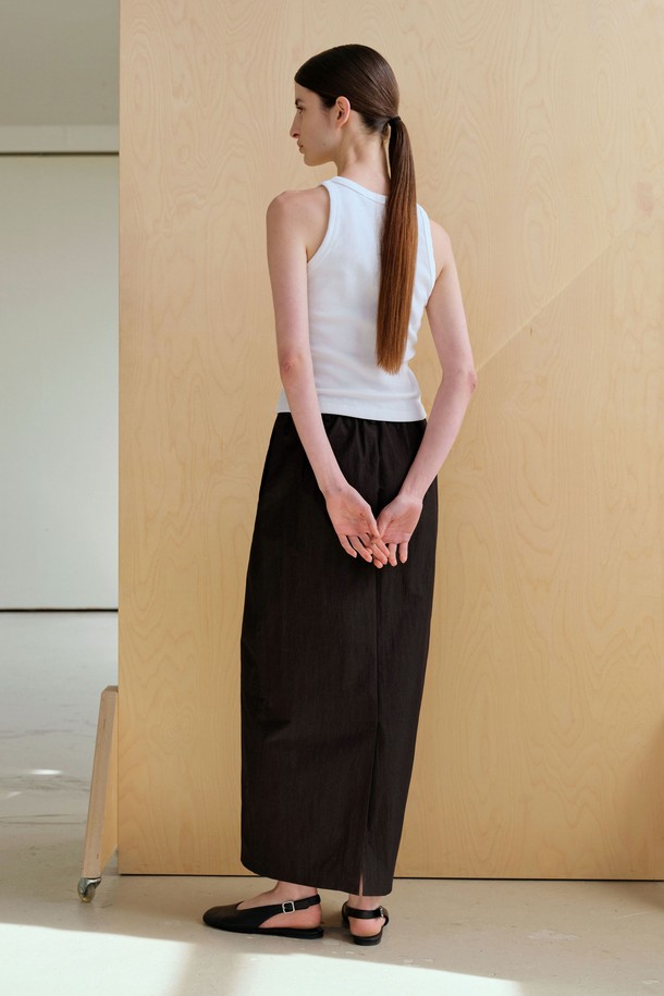 크롭 베이직 R 슬리브리스 (3컬러)는 데일리, 이너웨어, 레이어드로 활용하기 좋은 여성 슬리브리스입니다. 미니멀하고 베이직한 스타일로, 봄, 여름 시즌에 적합하며 집콕룩, 여행룩 연출에 용이합니다. 라운드넥에 민소매 디자인이며, 폴리에스테르와 면 혼방 소재로 제작되어 탄탄한 촉감을 선사합니다. 넥라인과 암홀은 와이드 테이프 바인딩 처리되어 있으며, 화이트 컬러는 비침이 있을 수 있습니다. 신축성이 좋아 편안한 착용감을 제공합니다.
