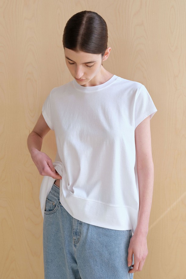 RV 숏 슬리브 (3컬러)는 여성스러운 무드와 미니멀한 스타일을 연출하는 반소매 티셔츠입니다. 부드러운 모달과 면 혼방 소재로 제작되어 얇고 편안한 착용감을 선사하며, 봄, 여름 시즌에 적합합니다. 라운드넥과 브이넥으로 연출 가능한 앞뒤 다른 디자인에 뒷판 와이드 드레이핑과 앞판 밑단 와이드 원단 디테일이 돋보입니다. 색상은 화이트, 소프트 스카이, 네이비 3가지이며, 데이트룩, 카페룩 등 다양한 TPO에 활용 가능합니다. 박스핏과 에이라인 핏으로 체형에 구애 없이 편안하게 즐길 수 있으며, 신축성은 중간 정도로 활동성을 더했습니다.
