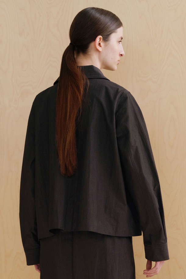 세련된 블랙 컬러의 여성용 크리스피 자켓입니다. 봄 시즌에 어울리는 얇은 두께의 나일론 소재로 제작되어 가볍고 편안한 착용감을 선사합니다. 라운드 칼라 디자인과 릴랙스 핏으로 캐주얼하면서도 미니멀한 스타일을 연출하며, 뻣뻣한 질감이 특징입니다. 긴 소매와 버튼 여밈 방식, 외부 포켓, 더블 니들 스티치 공법으로 실용성과 디자인을 모두 잡았습니다. 안감과 신축성은 없으며 비침 걱정 없이 데일리룩으로 활용하기 좋습니다.
