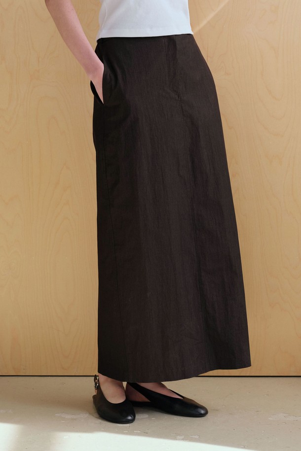 크리스피 셋업 스커트는 여성용 맥시스커트로, 미니멀하고 베이직한 스타일을 연출합니다. 봄, 여름, 가을 계절에 어울리며, 나일론과 면 혼방의 뻣뻣한 촉감이 특징입니다. H라인 핏으로 디자인되었으며, 카키와 블랙 두 가지 색상으로 만나볼 수 있습니다. 허리 백밴딩, 사이드 포켓, 벨트루프, 더블니들 스티치 디테일로 실용성과 디자인을 모두 갖춘 아이템입니다.
