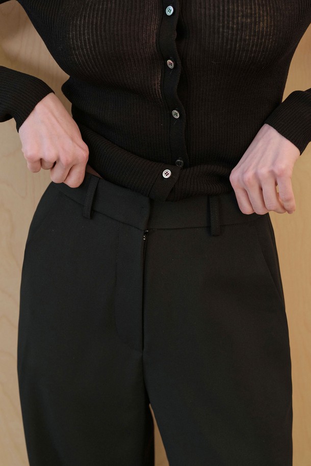 여성용 블랙 풀렝스 팬츠로, 봄 시즌에 어울리는 클래식하고 미니멀한 무드를 연출합니다. 폴리에스테르와 폴리우레탄 혼방 소재로 제작되어 부드러운 촉감을 제공하며, 허리 안감 보강 및 고급스러운 봉제 디테일이 돋보입니다. 스트레이트 또는 와이드 핏의 긴 바지 스타일로 정장 및 캐주얼 용도로 활용 가능하며, 베스트와 세트 구성이 가능합니다.
